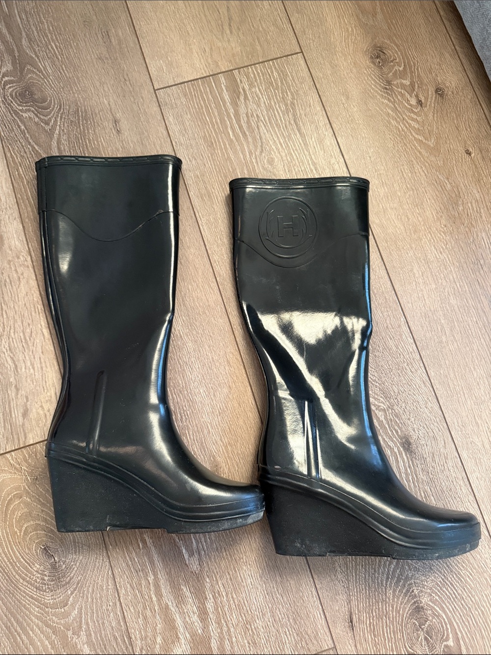 Hunter Black Gloss Wedge Rain Boots - Women's size 5